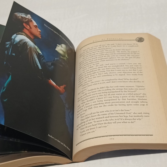 Wicked by Gregory Maguire - Picture 4 of 7